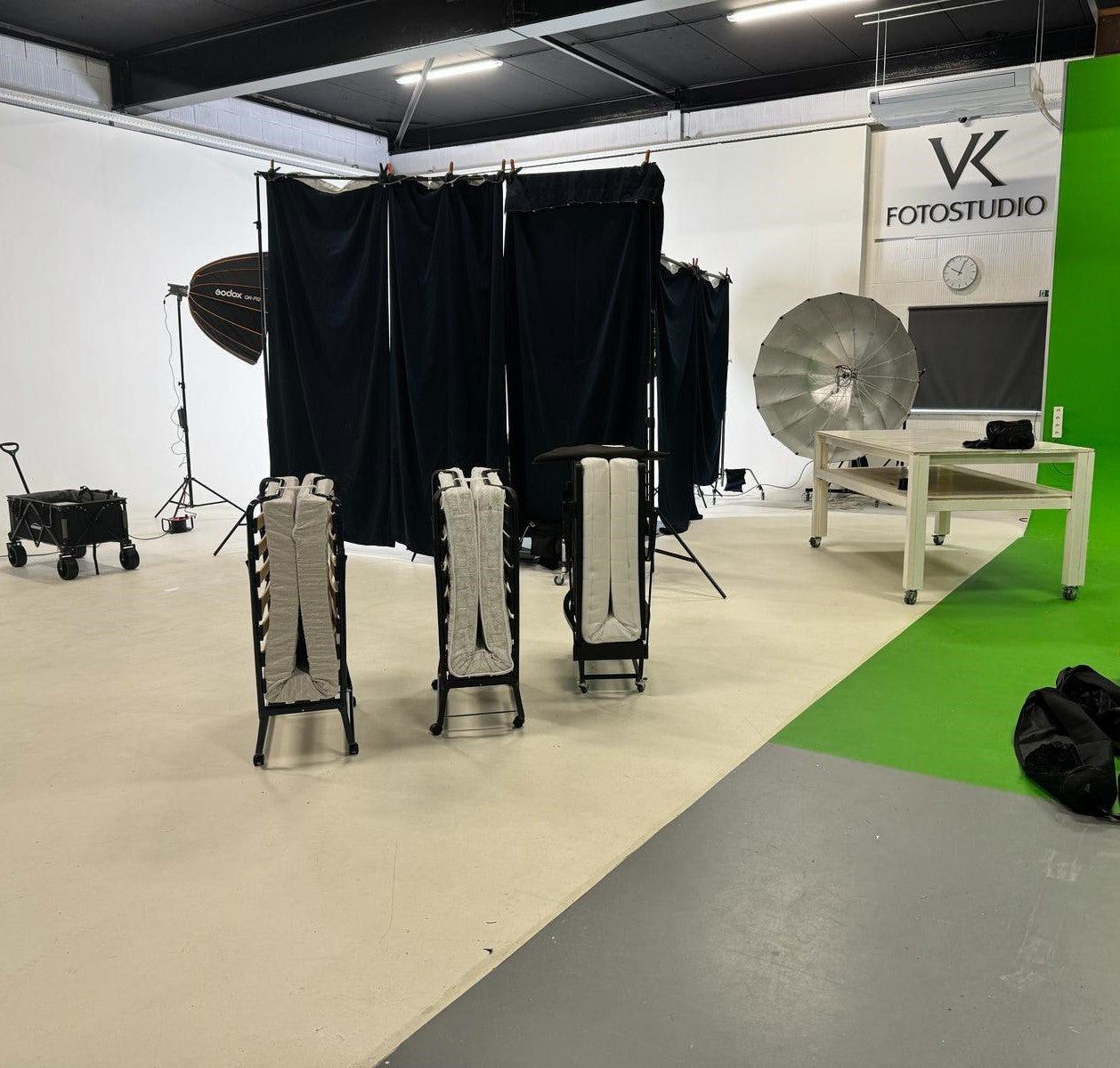 Troonz Vouwbedden in Beeld: Achter de Schermen bij Onze Video Shoot bij VK Studio's
